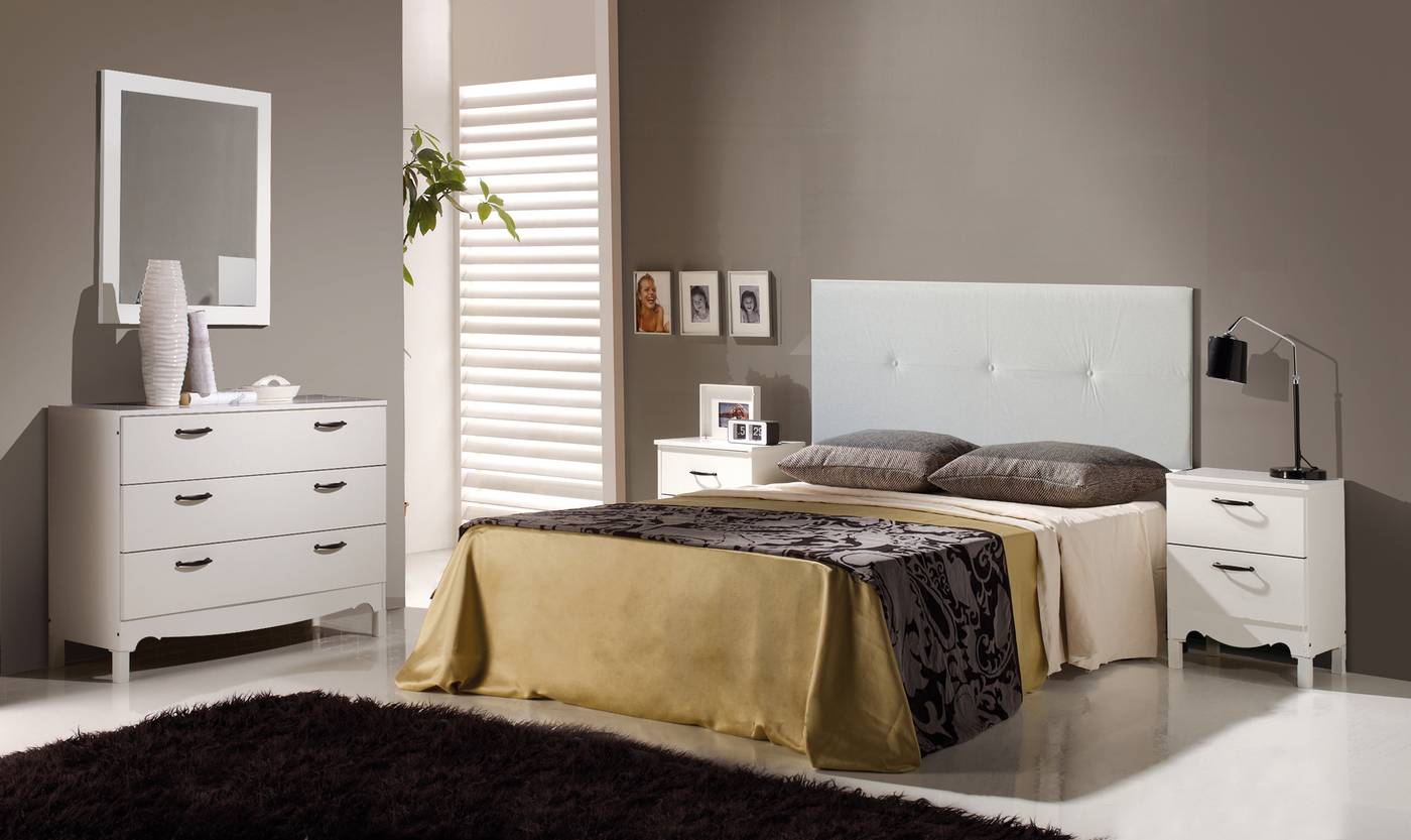 Dormitorio de matrimonio color blanco, con cabecero de polipiel